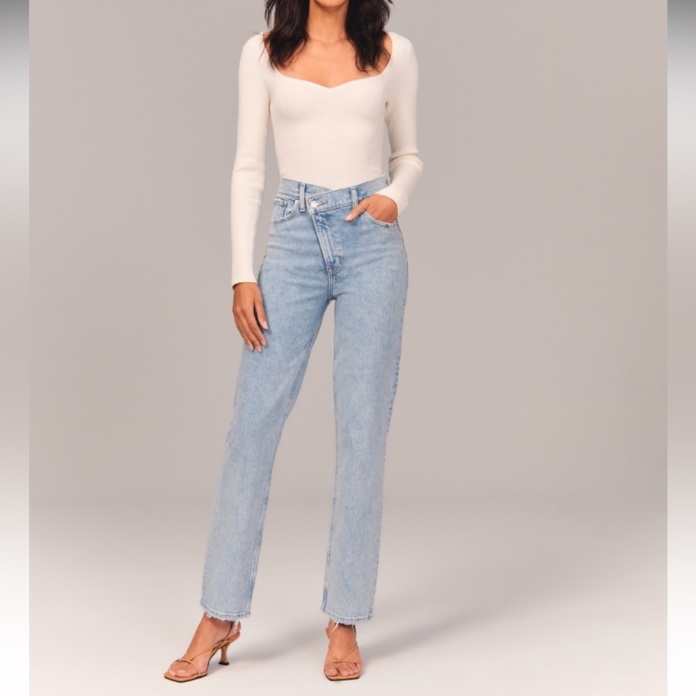 NWT Abercrombie Ultra High Rise 90’s Jeans